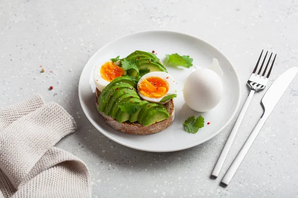 Petit Déjeuner Sandwich Avocat Avec Oeuf Cuit — Photo