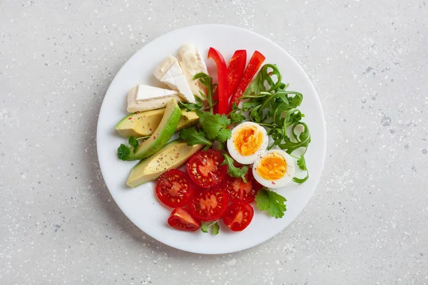 Keto Dieta Café Manhã Ovo Abacate Brie Queijo Tomate Pimentão — Fotografia de Stock