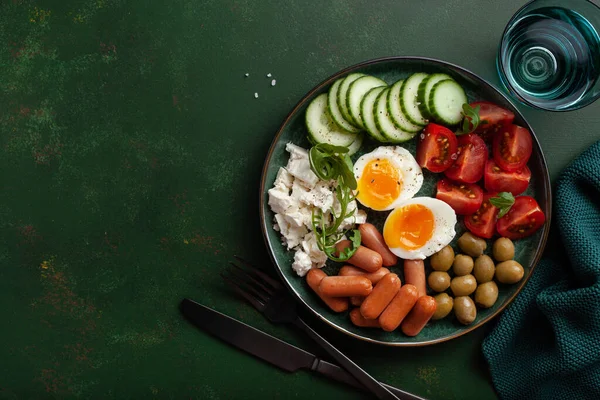 Υγιεινό Keto Διατροφή Πρωινό Γεύμα Αυγό Φέτα Τυρί Ντομάτα Λουκάνικο — Φωτογραφία Αρχείου