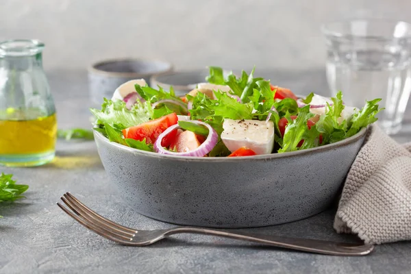 Brie Peynirli Domates Salatası Zeytin Soğanlı Marul — Stok fotoğraf