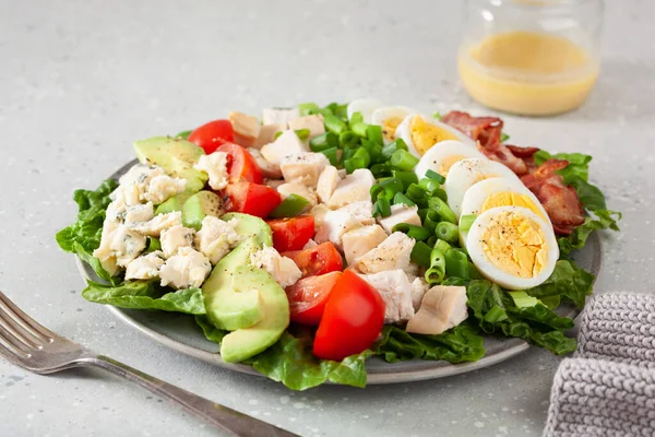 Insalata Cobb Americano Sano Con Uova Pancetta Avocado Pollo Pomodoro — Foto Stock