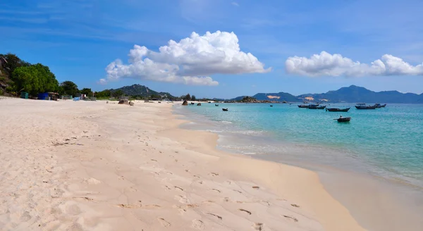 Vackra tropiska landskap, stranden bai dai — Stockfoto