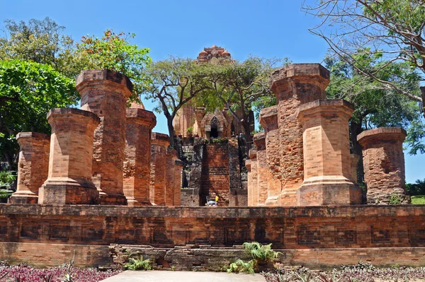 Tégla oszlopok, cham templom Nha Trang, Vietnam — Stock Fotó