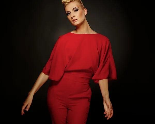 Mulher na moda em vermelho — Fotografia de Stock