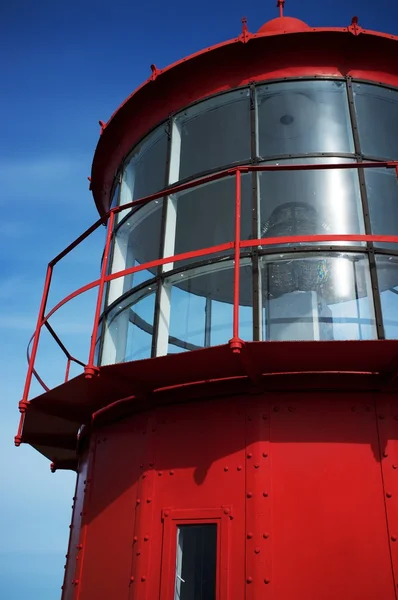 Faro contra el cielo azul . — Foto de Stock