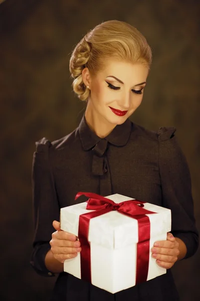 Mujer retro con una caja de regalo —  Fotos de Stock