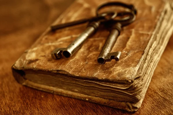 빈티지 책에 오래 된 금속 키. — стокове фото