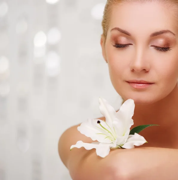 Hermosa mujer con retrato de flores de lirio —  Fotos de Stock