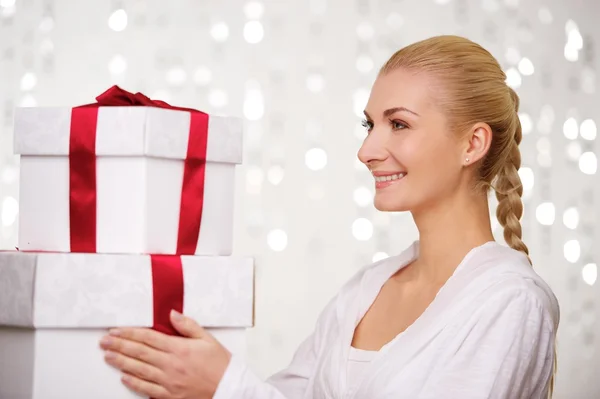 Mulher sorridente com caixas de presente — Fotografia de Stock
