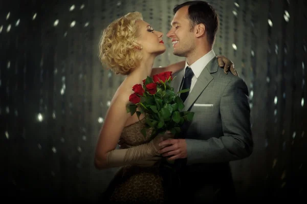 Pareja feliz con rosas rojas — Foto de Stock