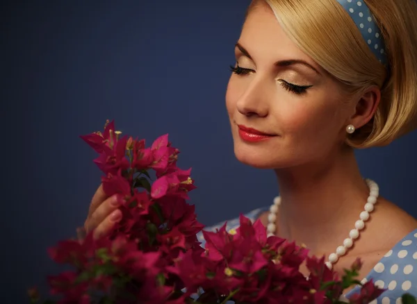 Schöne Frau in einem blauen Kleid mit Blumen — Stockfoto