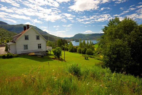 Quinta em paisagem escandinava — Fotografia de Stock