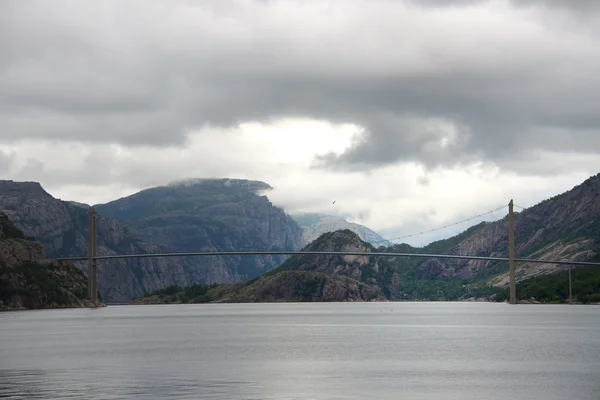 Dlouhý most přes fjord, Norsko — Stock fotografie