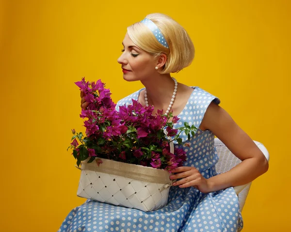 Szép nő, egy kék ruhát egy virágokkal — Stock Fotó
