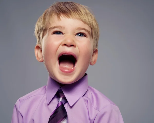 Funny babyjongen in paarse shirt — Stockfoto