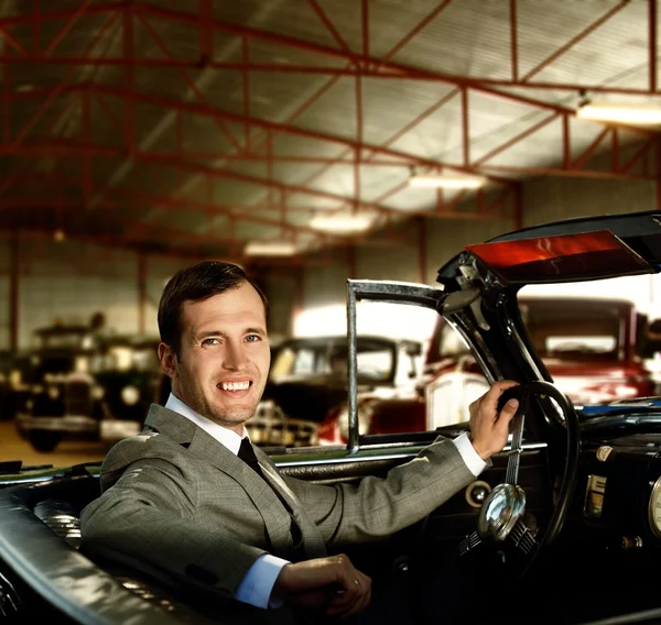 Homem atrás do volante em um carro retro — Fotografia de Stock