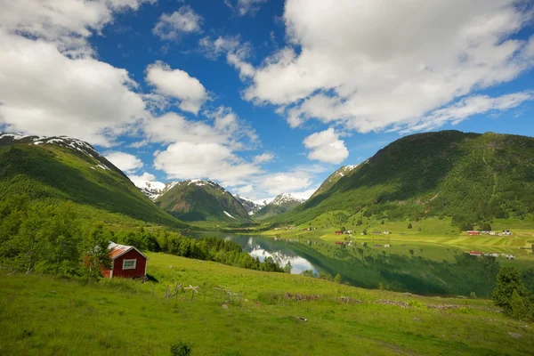 Mały domek w Skandynawii panorama — Zdjęcie stockowe