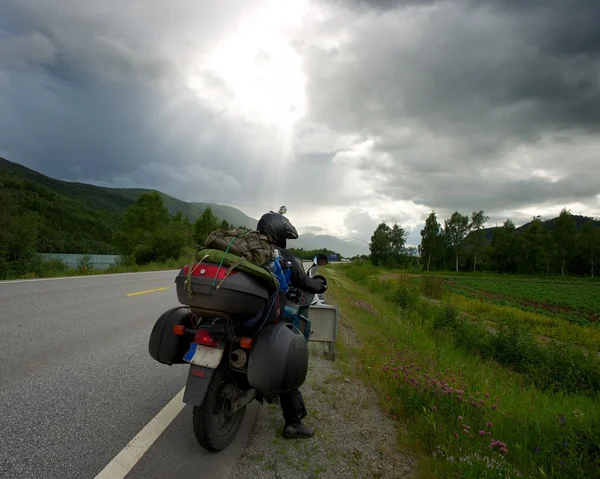 Voyageur moto avec bagages — Photo