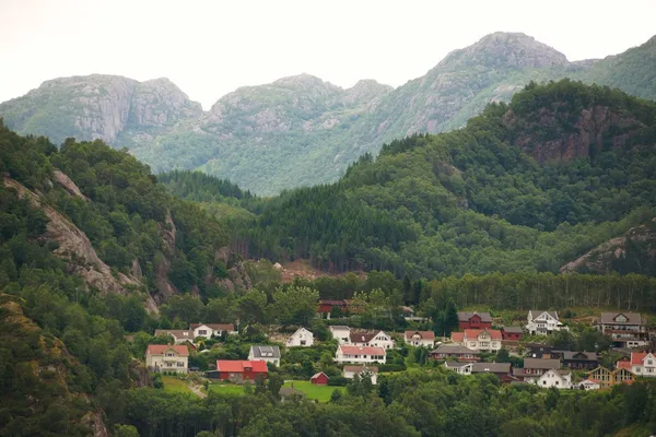 Village dans une montagne nordique — Photo