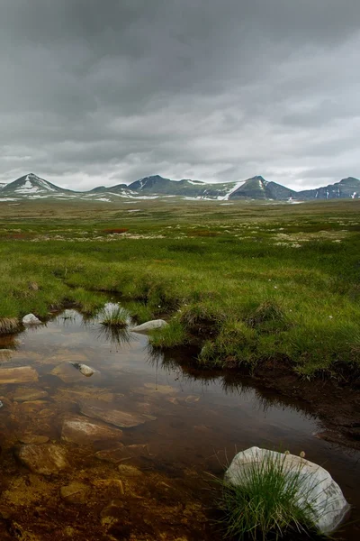 Petit étang dans une montagne — Photo