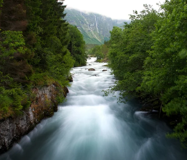 Snabb flod i ett berg — Stockfoto