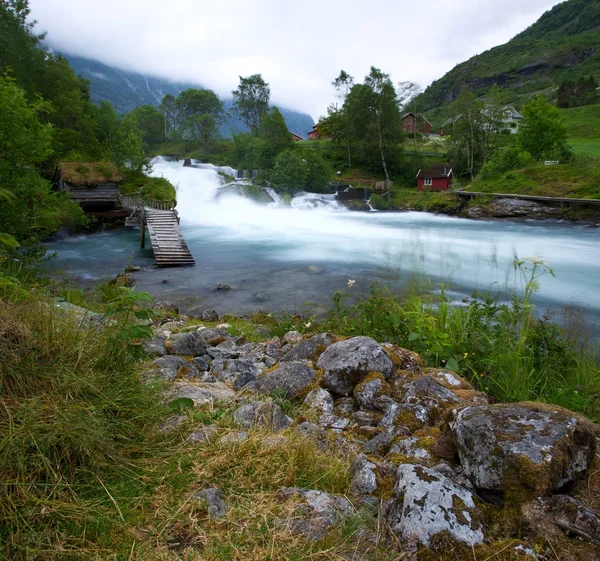 Casas noruegas tradicionales cerca de río rápido —  Fotos de Stock