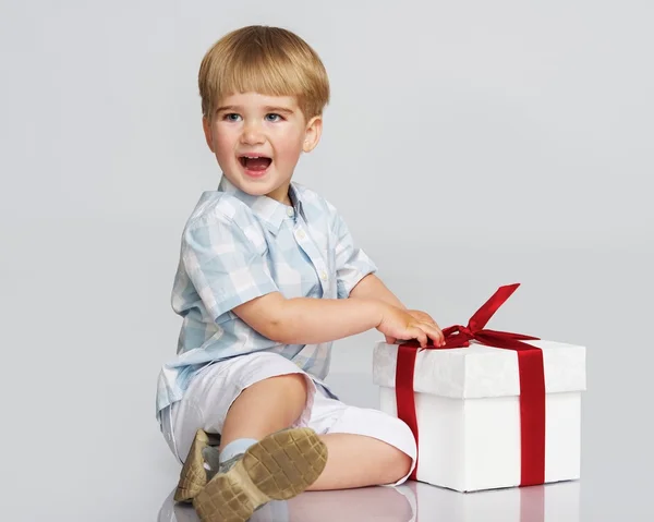 Glad pojke med en presentförpackning — Stockfoto