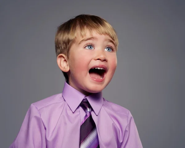 Divertente bambino ragazzo in camicia viola — Foto Stock