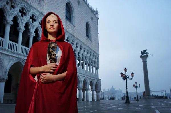 Bella donna in mantello rosso contro Palazzo di Dodge — Foto Stock