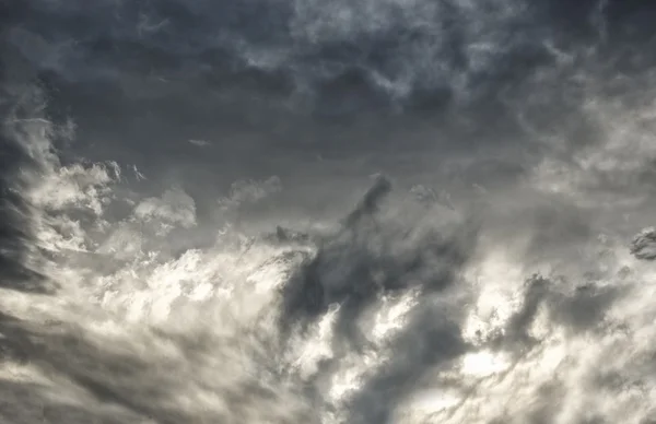 Nuvens tempestuosas escuras — Fotografia de Stock