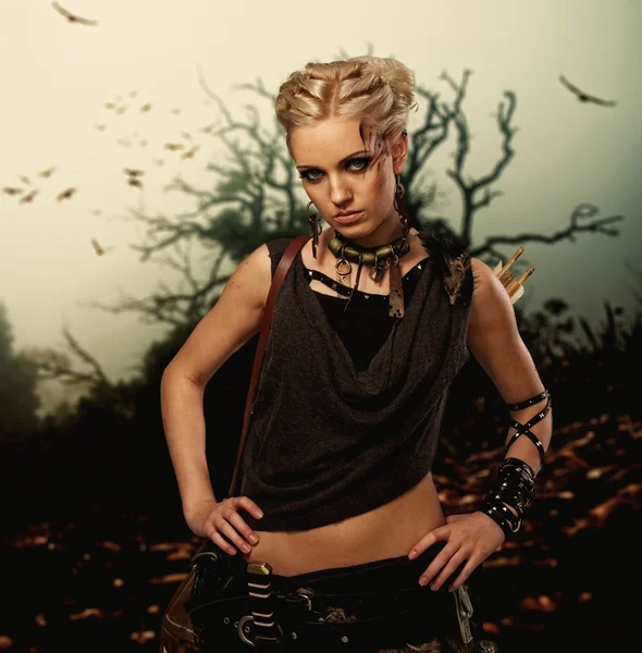 Woman against old spooky tree with birds over it — Stock Photo, Image