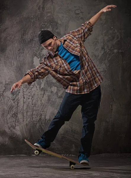 Skater macht einen Trick — Stockfoto
