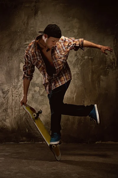 Skater doen een truc — Stockfoto