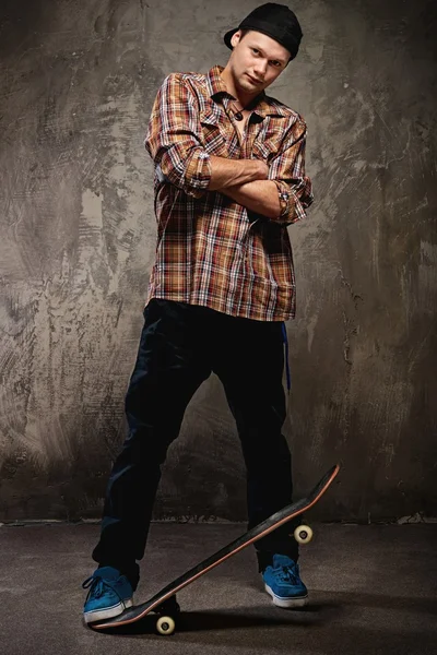 Jeune homme avec un skateboard — Photo