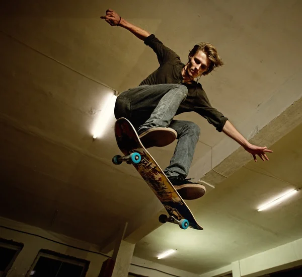 Jovem realizando uma acrobacia — Fotografia de Stock