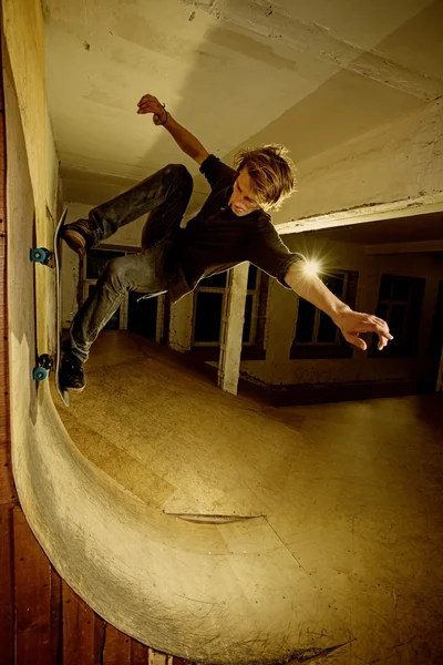 Young man performing a stunt — Stock Photo, Image
