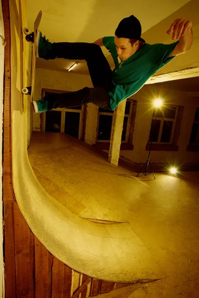 Skater realizando uma acrobacia — Fotografia de Stock