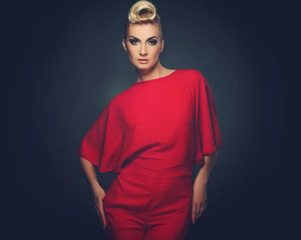 Модна жінка в червоному — стокове фото