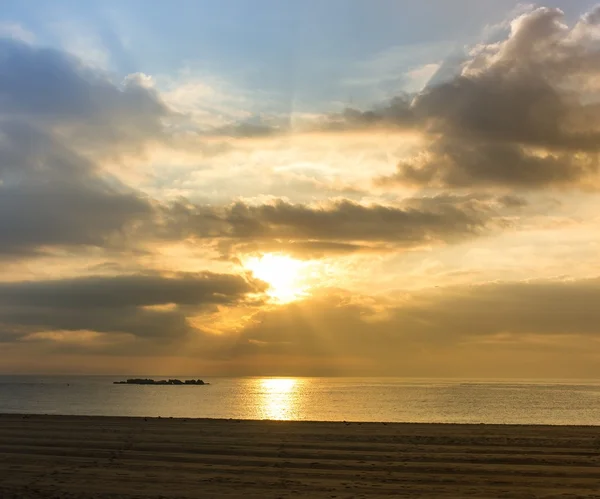 Krásný západ slunce nad pláží — Stock fotografie