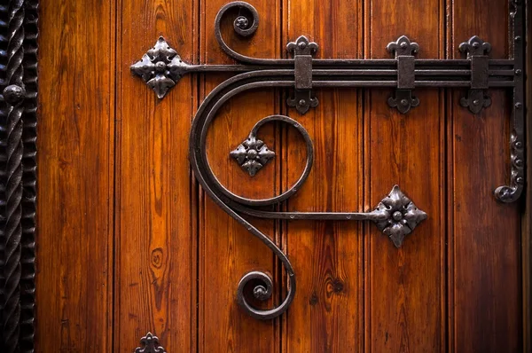 Porta de madeira com decoração de metal — Fotografia de Stock