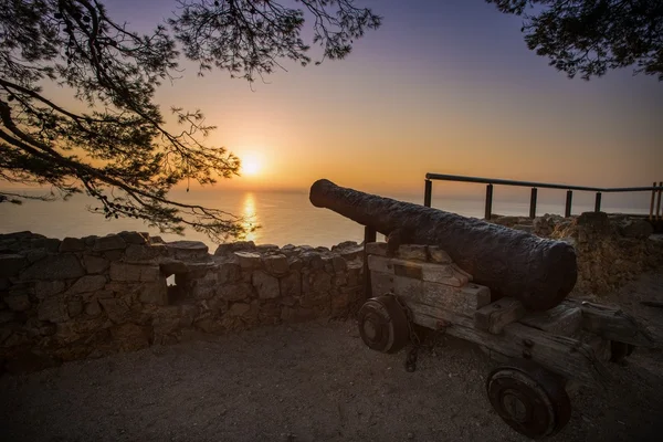 Vecchio cannone arrugginito al tramonto — Foto Stock