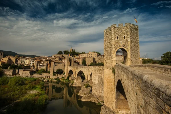 Romanesque bridge over river, Besalu — Stock Photo, Image