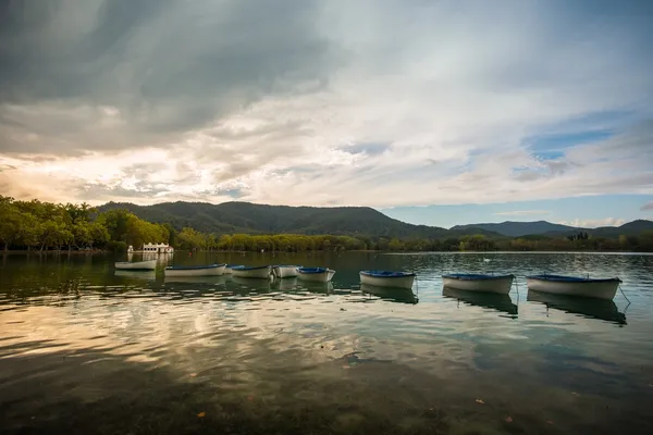 Båtar på sjön banyoles, Spanien — Stockfoto
