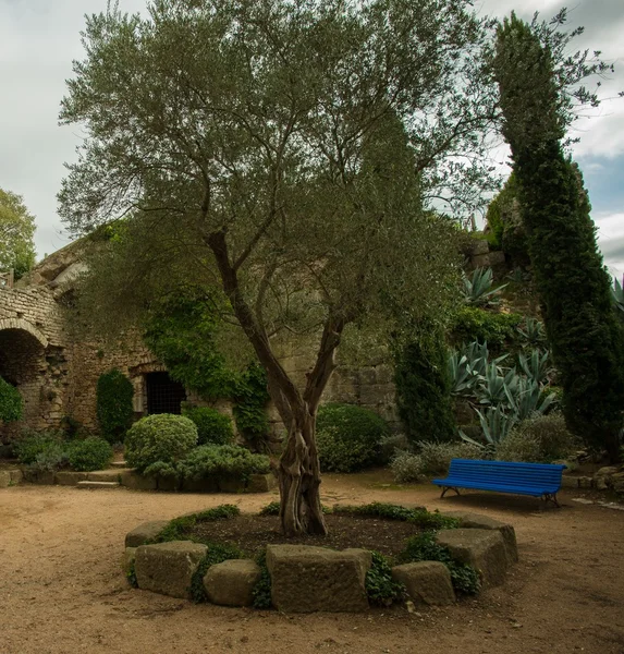 Panca nel vecchio cortile, Girona — Foto Stock