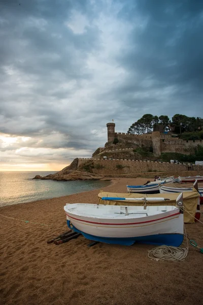 Barcos pesqueros contra la fortaleza de Vila Vella en Tossa de Mar —  Fotos de Stock