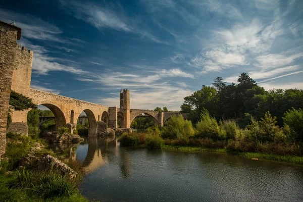 Ρωμανικός γέφυρα του ποταμού, besalu — Φωτογραφία Αρχείου