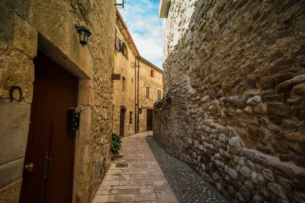 Narow стріт в Besalu, Іспанія — стокове фото