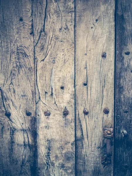 Oude houten deur met metalen deurknop — Stockfoto