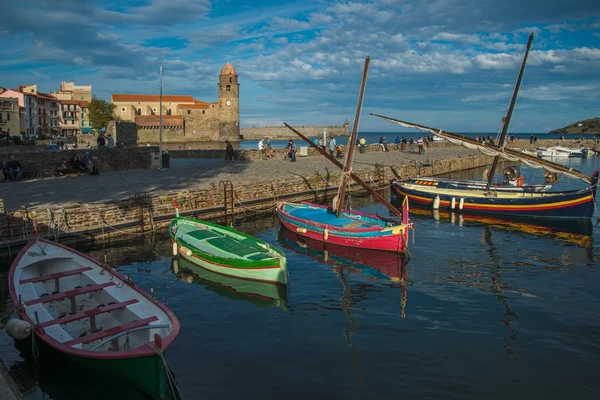 Four colorful boats near pier in Collioure bay — Stock Photo, Image