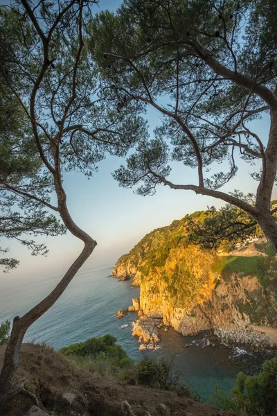 Lumière du soleil sur les rochers de la belle lagune — Photo